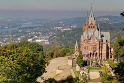 Luftaufnahme von Schloss Drachenburg, im Hintergrund Blick auf die Bonner Innenstadt