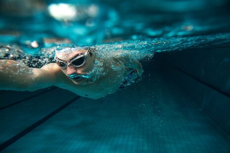 Unterwasseraufnahme eines Kraulschwimmers