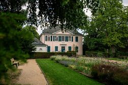 Das Ernst-Moritz-Arndt-Haus mit Vorgarten in der Bonner Südstadt.