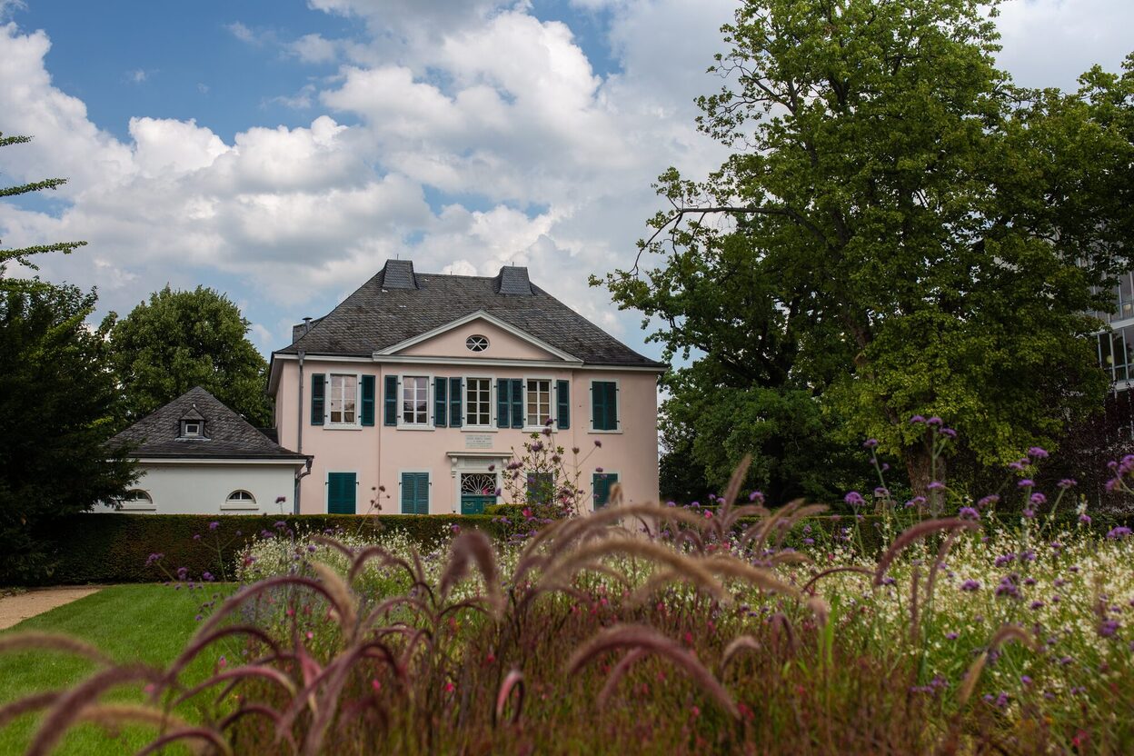 Das Ernst-Moritz-Arndt-Haus mit Vorgarten in der Bonner Südstadt.