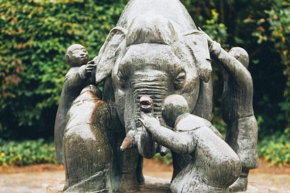 Bronzeskulptur am Elefantenbrunnen in der Rheinaue