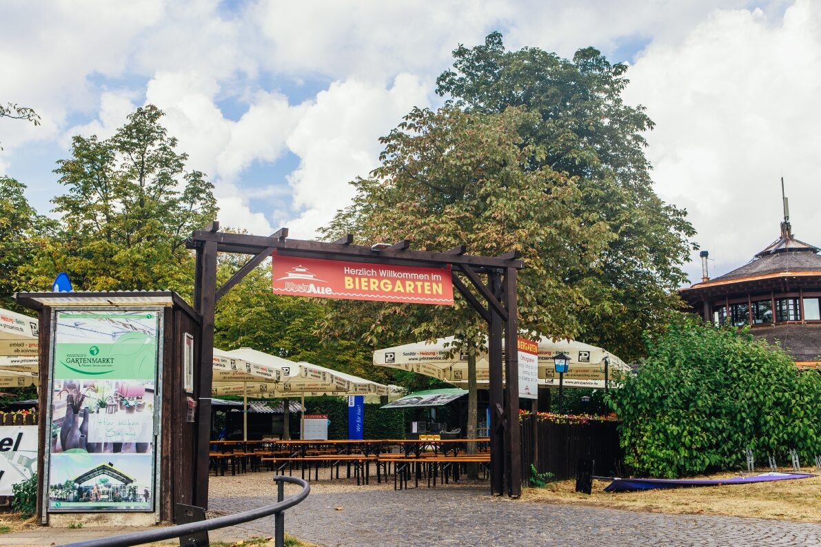 Biergarten in der Rheinaue