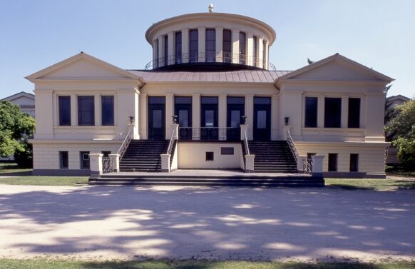 Das Akademische Kunstmuseum ist das älteste Bonner Museum. Es beherbergt die Antikensammlung der Universität Bonn mit über 500 Abgüssen antiker Statuen und Reliefs und über 2000 Originalen.