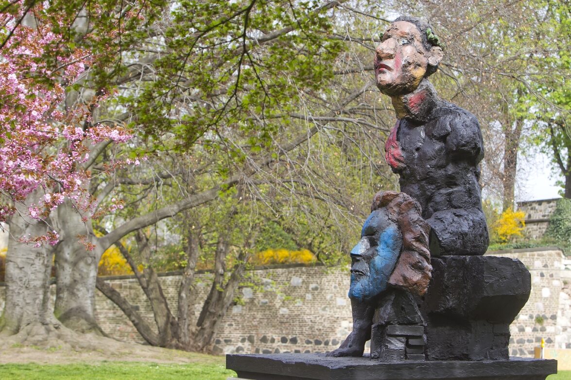 Die von Markus Lüpertz eigens für Bonn geschaffene Bronzeskulptur "Hommage an Beethoven" wurde der Stadt Bonn von der Stiftung für Kunst und Kultur e. V. als Dauerleihgabe übergeben. Markus Lüpertz, Maler, Grafiker und Bildhauer, zählt zu den bekanntesten deutschen Künstlern der Gegenwart.