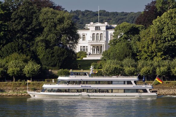 Eine Schiffstour auf dem Rhein sollte bei einem Besuch in Bonn nicht fehlen. Von Karfreitag bis Ende Oktober bieten drei Schifffahrtsgesellschaften Linienfahrten auf dem Rhein an. Neben dem Linienverkehr gibt es außerdem ein ganzjähriges Angebot an attraktiven Themenfahrten.