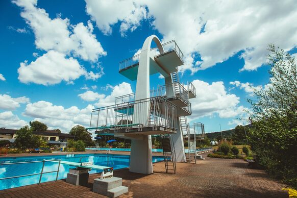 Der 10-Meter-Sprungturm im Panoramabad Rüngsdorf