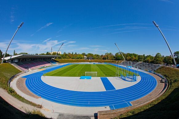 Eine hochmoderne, blaue Tartanbahn wurde im Sportpark Nord verlegt