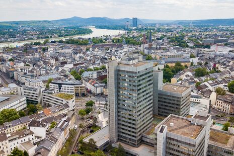 Drohnenaufnahme des Bonner Stadthauses