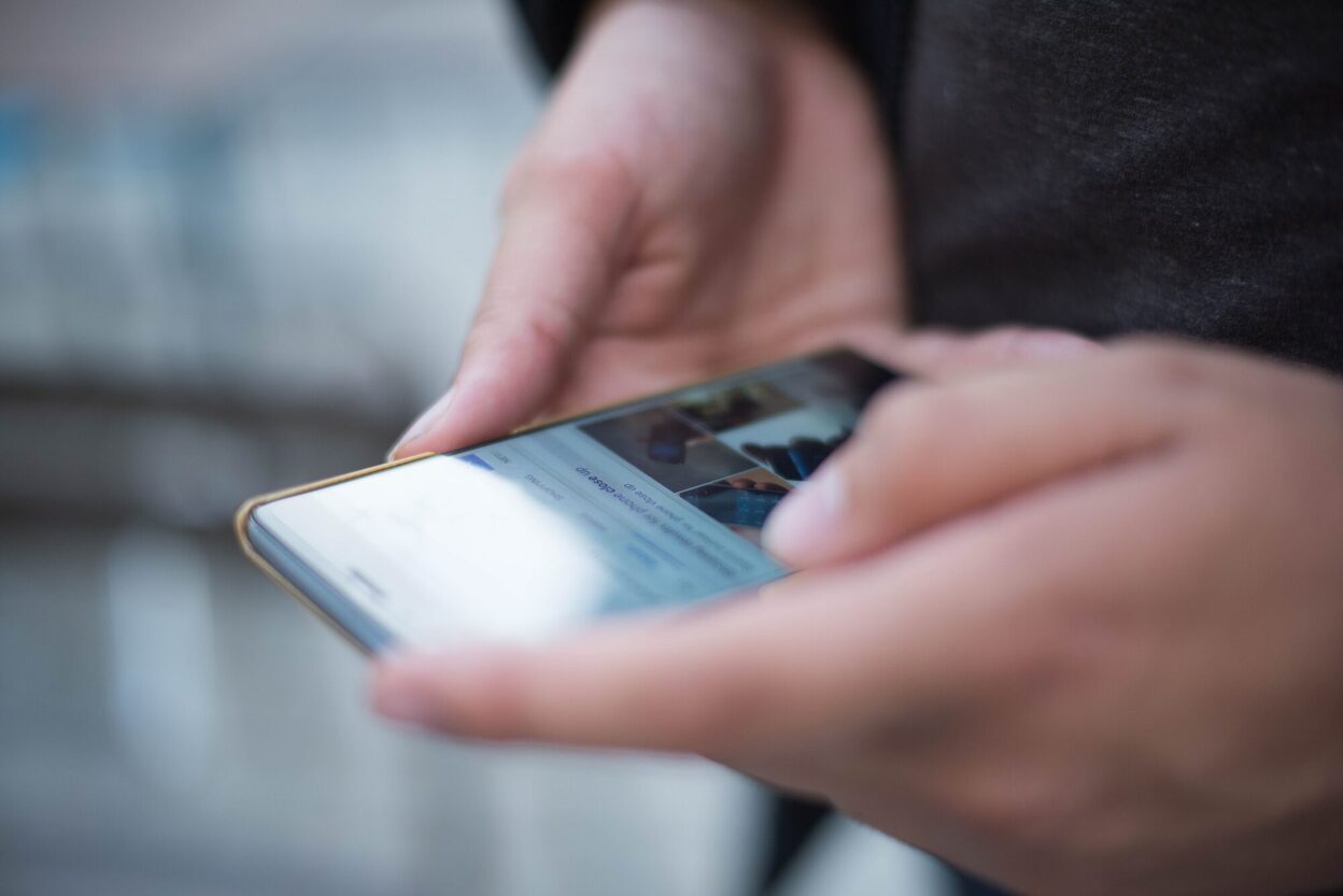 Eine Person hält ein Smartphone in den Händen