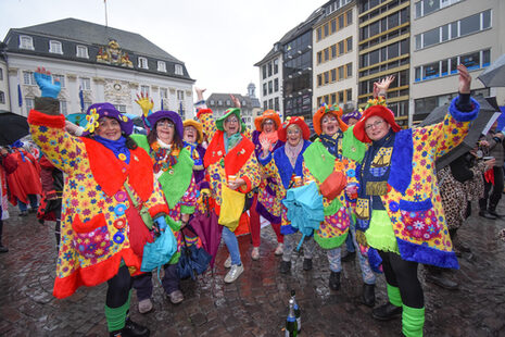 Eine Gruppe Frauen bunt als Blumenkinder verkleidet