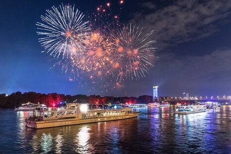 Feuerwerk über den Schiffen bei Rhein in Flammen 2019