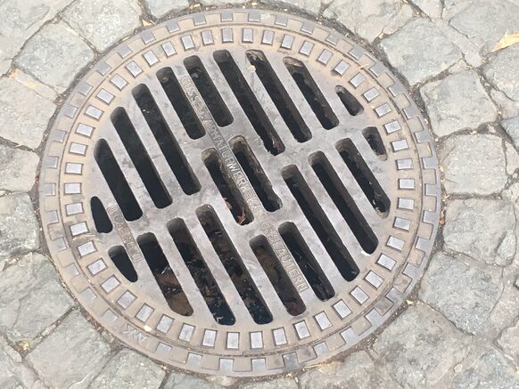 Ein Sinkkasten mit Längsrillen für die Ableitung von Regenwasser