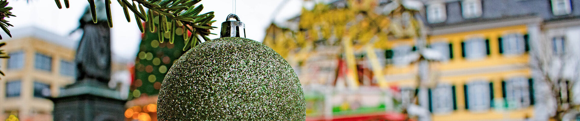 Weihnachtskugel vor der Alten Post