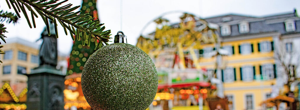 Weihnachtskugel vor der Alten Post