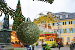 Weihnachtskugel vor der Alten Post