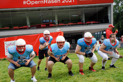 Einige Footballer der Bonn Gamecocks vor der Oper Bonn