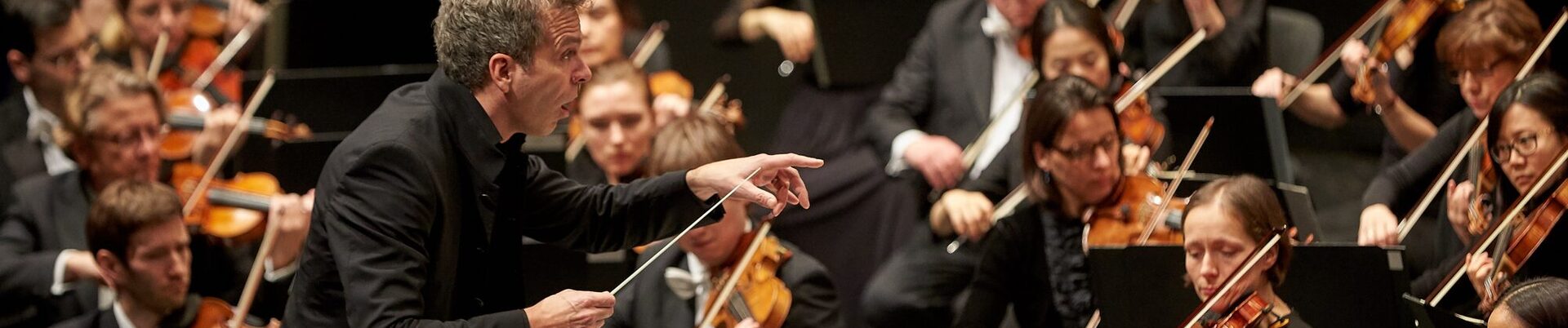 Musikerinnen und Musiker des Beethoven-Orchesters Bonn unter der Leitung von Generalmusikdirektor Dirk Kaftan