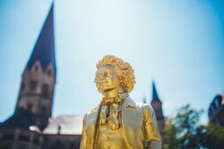 Beethovenfiguren vom Objekt- und Konzeptkünstler Ottmar Hörl auf dem Münsterplatz.