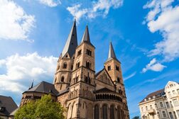 Außenaufnahme des Bonner Münsters vom Kaiserplatz aus aufgenommen