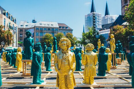 Beethovenfiguren vom Objekt- und Konzeptkünstler Ottmar Hörl auf dem Münsterplatz.