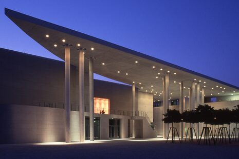 Das Kunstmuseum Bonn gehört zu den großen, bundesweit beachteten Museen für Gegenwartskunst. Der von dem Berliner Architekten Axel Schultes entworfene und 1992 eröffnete Neubau zählt zu den wichtigsten Museumsbauten der letzten Jahrzehnte. Schwerpunkte sind die Sammlung zu August Macke und der Kunst der Rheinischen Expressionisten sowie deutsche Kunst nach 1945.