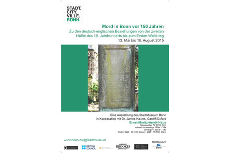 Das Plakat zeigt in der Mitte auf dunkelgrünem Hintergrund einen hohen Stein mit eingravierter Schrift. Darüber steht: Mord in Bonn vor 150 Jahren. Zu den deutsch-englischen Beziehungen von der zweiten Hälfte des 19. Jahrhunderts bis zum Ersten Weltkrieg. 13. Mai bis 16. August 2015. Unter dem Bild finden sich weitere Angaben zur Ausstellung.