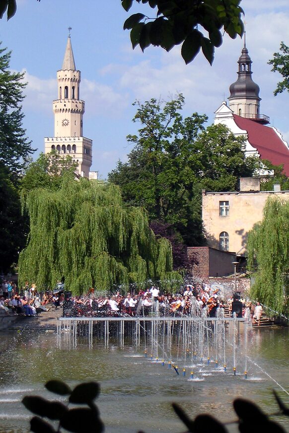 Kirchturm und Schlossteichanlage in Oppeln (Polen)