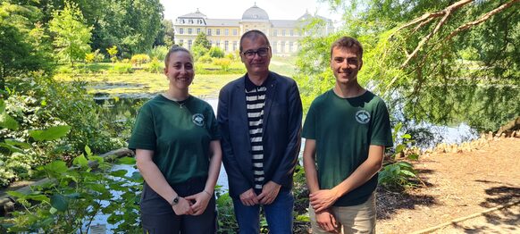 Bezirksbürgermeister Jochen Reeh-Schall mit Luisa Schuppl und Julian Hoppe