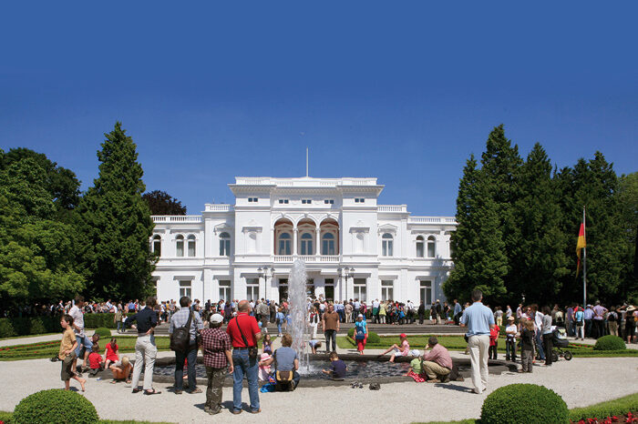 Besuchergruppen beim Tag der offenen Tür vor der Villa Hammerschmidt