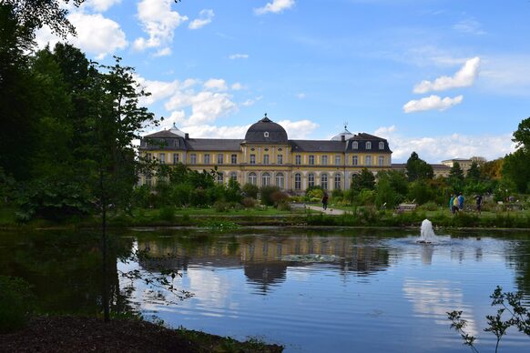 Das Poppelsdorfer Schloss von jenseits des Weihers aufgenommen