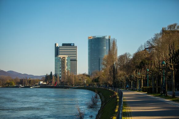 Das Rheinufer. Im Hintergrund Post-Tower und Langer Eugen.