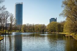 See in der Rheinaue. Im Hintergrund Post Tower und UN-Tower