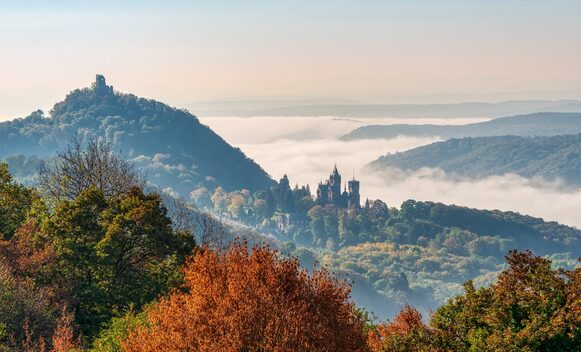 Blick aus der Ferne auf den Drachenfels und die Drachenburg