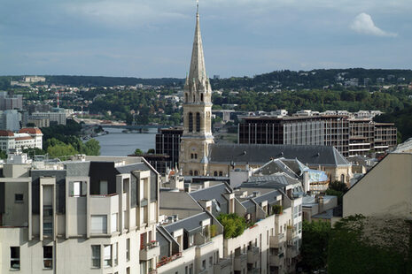 Blick über Saint-Cloud mit Kirche