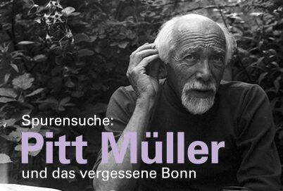 Zu sehen ist ein Schwarz-Weiß-Bild. Ein Mann vor einem Busch. Zu lesen ist "Spurensuche: Pitt Müller und das vergessene Buch"