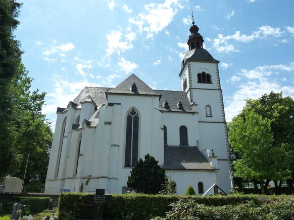 Außenaufnahme der Pfarrkirche St. Peter in Vilich