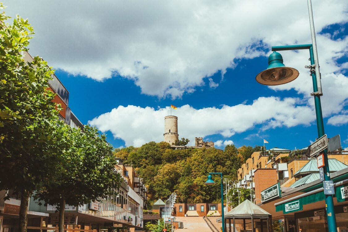 Blick über die Fußgängerzone hinauf zur Godesburg