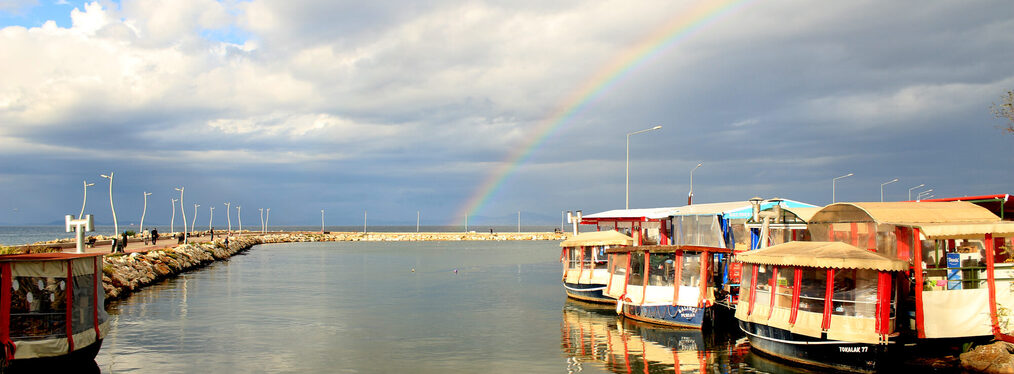 Schiffe und Wasser in Yalova mit Regenbogen