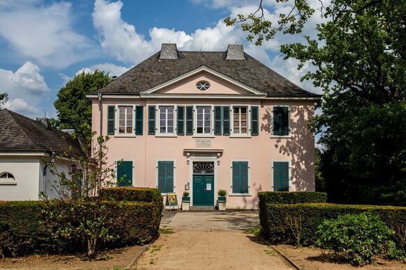 Das Ernst-Moritz-Arndt-Haus mir Vorgarten in der Bonner Südstadt.