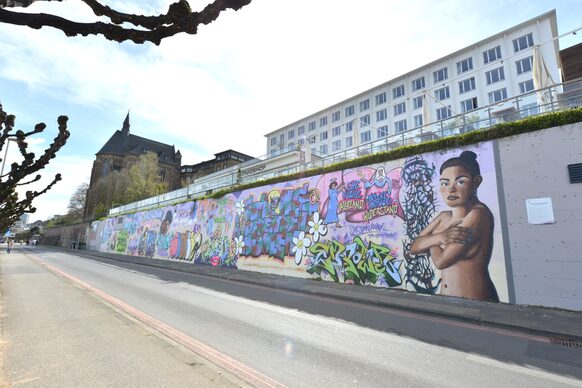 Sprayerwand unterhalb des Hotel Königshof