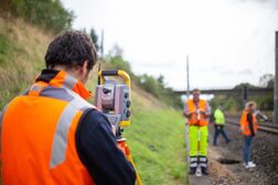 Mitarbeitende des Amtes für Geomanagement und Bodeninformation bei der Vermessung im Außendienst