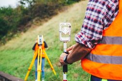 Zwei Mitarbeitende aus dem Amt für Geomanagement und Bodeninformation bei Vermessungsarbeiten