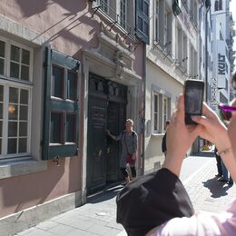 Eine Frau fotografiert das Geburtshaus Ludwig van Beethovens in Bonn