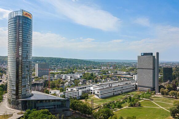 Drohnenaufnahme von Post Tower und UN Campus