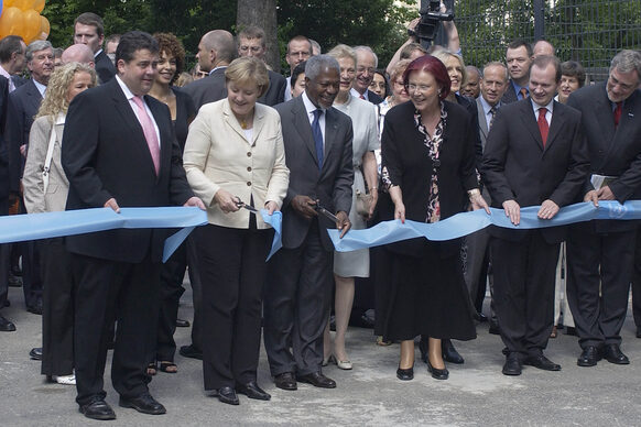 Bundeskanzlerin Angela Merkel und UNO-Generalsekretär Kofi Annan durchschneiden ein Band