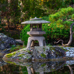 Der japanische Garten in der Rheinaue mit Pagoden und Bonsaibäumen