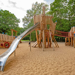 Viele Holzelemente umfasst der Spielplatz in der Rheinaue