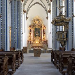 Schlicht gestalteter Innenraum der Namen-Jesu-Kirche