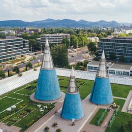 Die blauen Spitztürme sind das Markenzeichen der Bundeskunsthalle