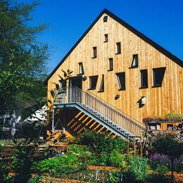 Haus der Natur Außenansicht mit Garten